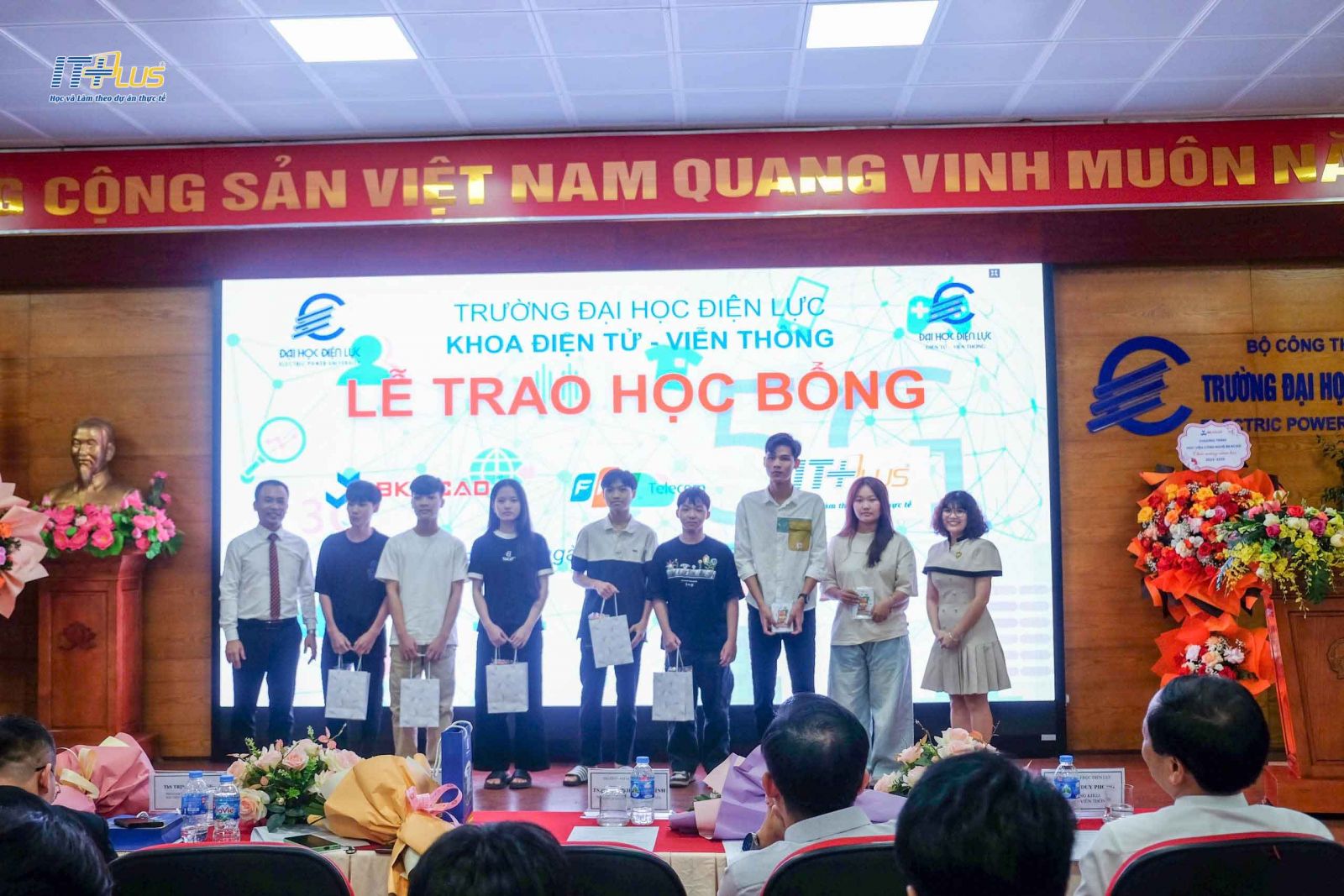 ITPlus trao tặng học bổng cho các tân sinh viên