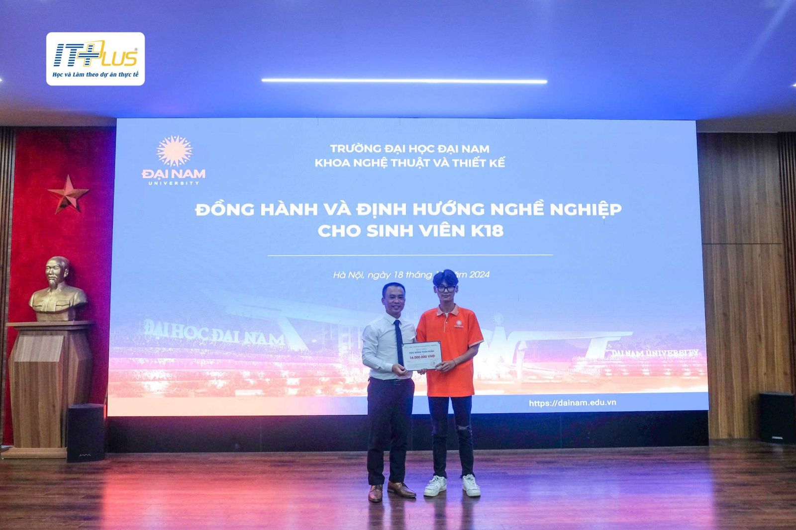 Ông Hoàng Văn Thắng trao tặng học bổng toàn phần cho em Đặng Quang Duy