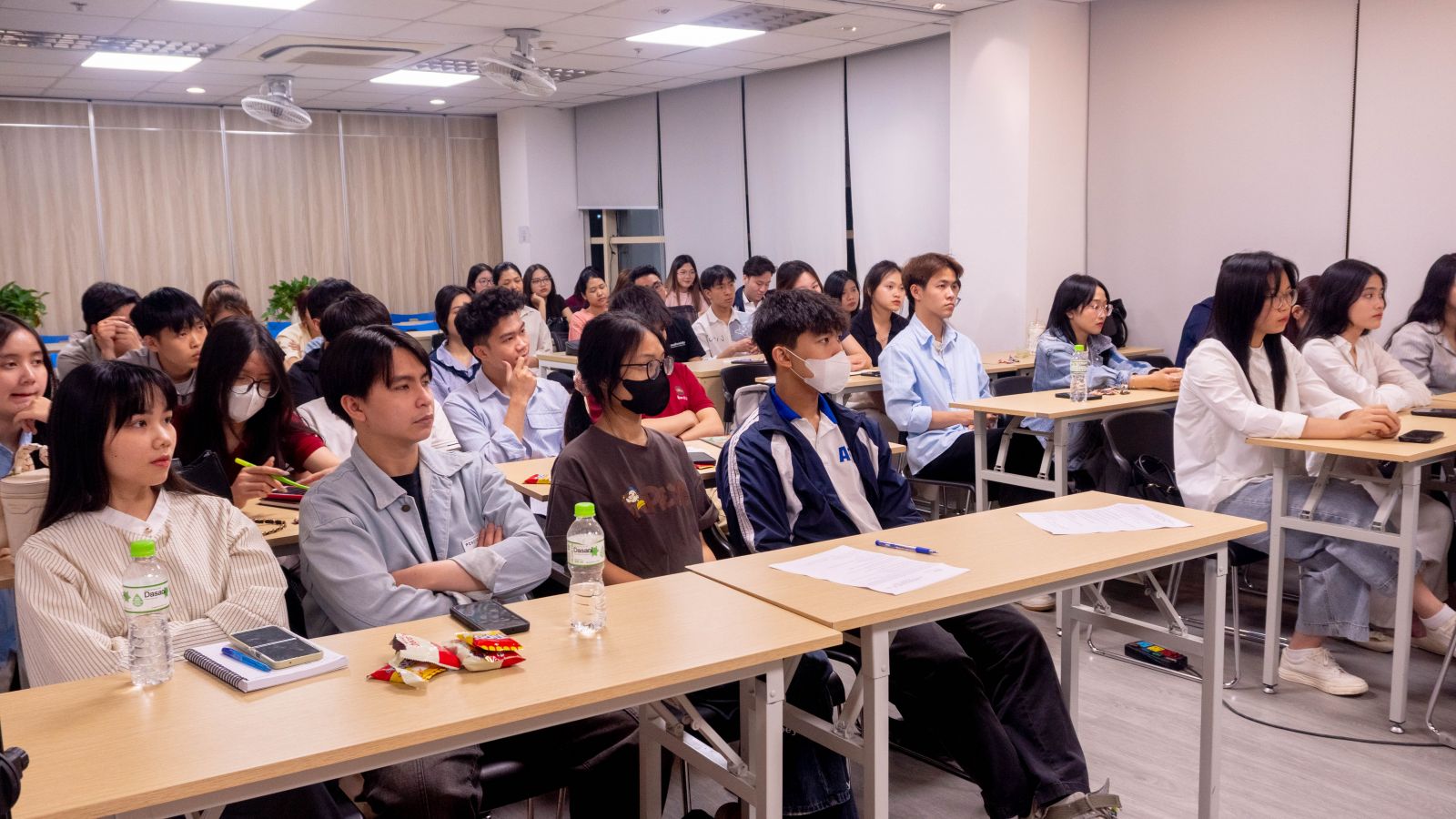Các bạn sinh viên, người đi làm với đa dạng chuyên ngành đến học lớp Quản Lý Chuỗi Cung Ứng của ITPlus